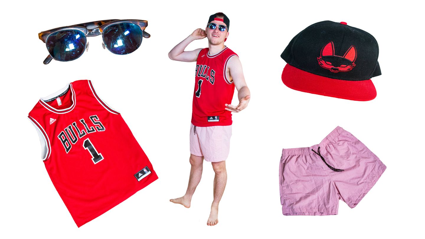 Calli  Ich bin nicht stolz drauf, dennoch ist mein Motto für Mallorca: "Stumpf ist Trumpf". Da ist das Outfit eher zweitrangig. Viel wichtiger ist, dass man damit im Bierkönig oder Megapark feiern und anschließend noch ins Meer hopsen kann. Da sind Badehose und Basketball-Jersey perfekt. Schuhe braucht man(n) dabei nicht – die verliere ich eh nur.