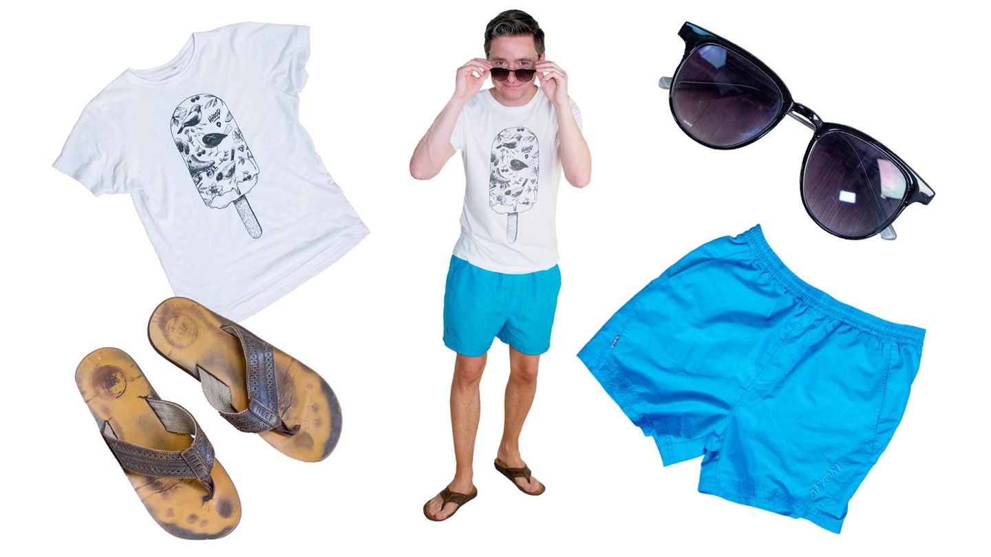 Tims Mallorca-Outfit Tim "Schreib was über deinen Malle-Style", sagen die Kollegen. Nun ist es so, dass ich ein paar Jahre älter bin als die Kollegen und vor ungefähr 15 Jahren zum letzten Mal auf Malle war. Da war ich noch jung und dumm. Heute bin ich wenigstens noch dumm. Trotzdem weiß ich also schon ein bisschen länger als die Kollegen: Malle und Style sind zwei Begriffe, die nur bedingt zusammenpassen. Für mich bedeuten sie deshalb bloß: Badehose, Shirt, Sonnenbrille, Flip-Flops. Standard. Und, ja, würde ich so auch woanders als auf Malle tragen. Das muss ich an dieser Stelle schreiben, bevor die Kollegen wieder rufen: "Du siehst in jeder Style-Strecke gleich aus." Ja gut. Na und?