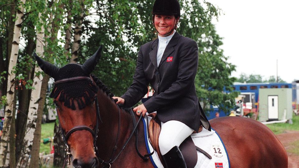 Prinzessin Märtha Louise Ende der Neunziger bei einem Reitwettbewerb