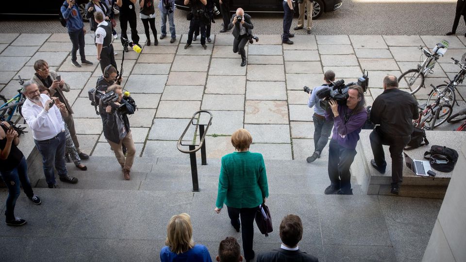 News des Tages: Immerhin ein Erfolg für Angela Merkel: Bei allem Streit in der Großen Koalition haben die großen Parteien durchgesetzt, dass sie künftig deutlich mehr Geld vom Staat bekommen. Heftigen Widerstand gab es von der Opposition - die allerdings auch profitiert. Immerhin ein Erfolg für Angela Merkel: Bei allem Streit in der Großen Koalition haben die großen Parteien durchgesetzt, dass sie künftig deutlich mehr Geld vom Staat bekommen. Heftigen Widerstand gab es von der Opposition - die allerdings auch profitiert.