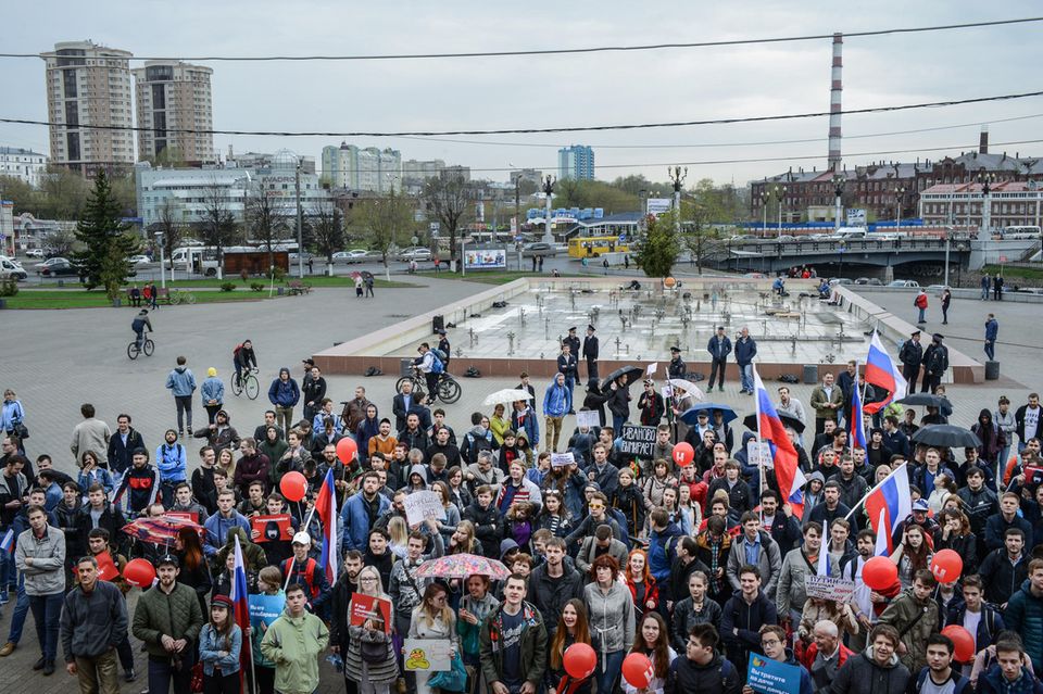 Reise durch Russland: Proteste in Iwanowo. Nachdem der Oppositionspolitiker Alexej Nawalny u.a. Details über das Anwesen von Dmitrij Medwedew veröffentlicht hatte, gingen seine Anhänger auf die Straße. Proteste in Iwanowo. Nachdem der Oppositionspolitiker Alexej Nawalny u.a. Details über das Anwesen von Dmitrij Medwedew veröffentlicht hatte, gingen seine Anhänger auf die Straße.