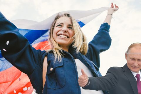 Frau mit Russlandflagge und Wladimir Putin.