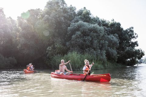 Kanutour mit drei Kindern auf dem Strom: Familie Draf paddelt auf der Donau.
