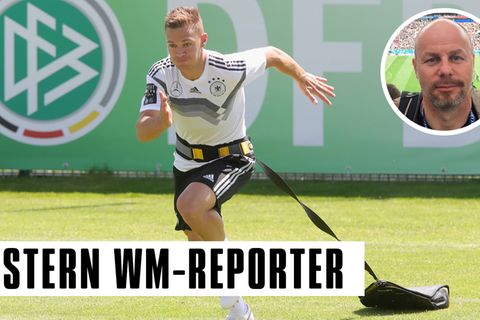 Im Trainingsdress des DFB läuft Joshau Kimmich mit einem Gewicht hinter sich über einen Fußballplatz