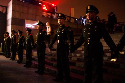 Die chinesischen Polizisten tragen altmodische Uniformen, setzen aber die modernste Überwachungstechnik ein.