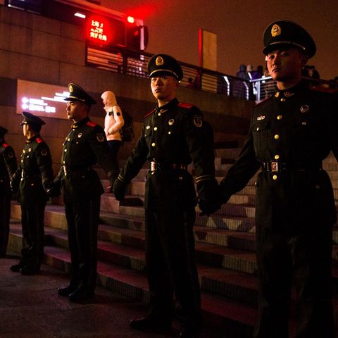 Die chinesischen Polizisten tragen altmodische Uniformen, setzen aber die modernste Überwachungstechnik ein.