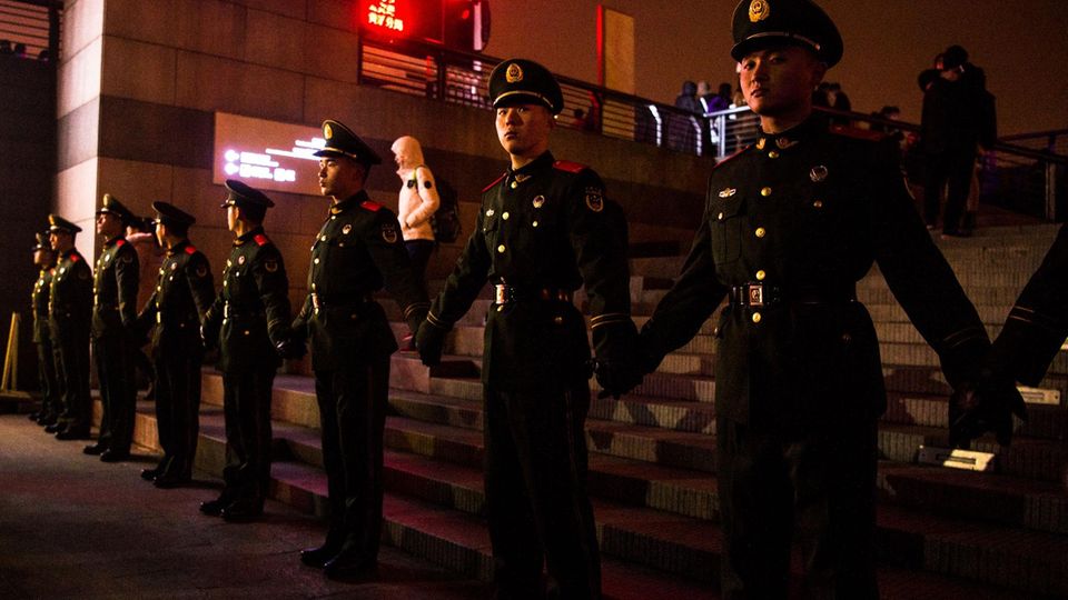 Die chinesischen Polizisten tragen altmodische Uniformen, setzen aber die modernste Überwachungstechnik ein.