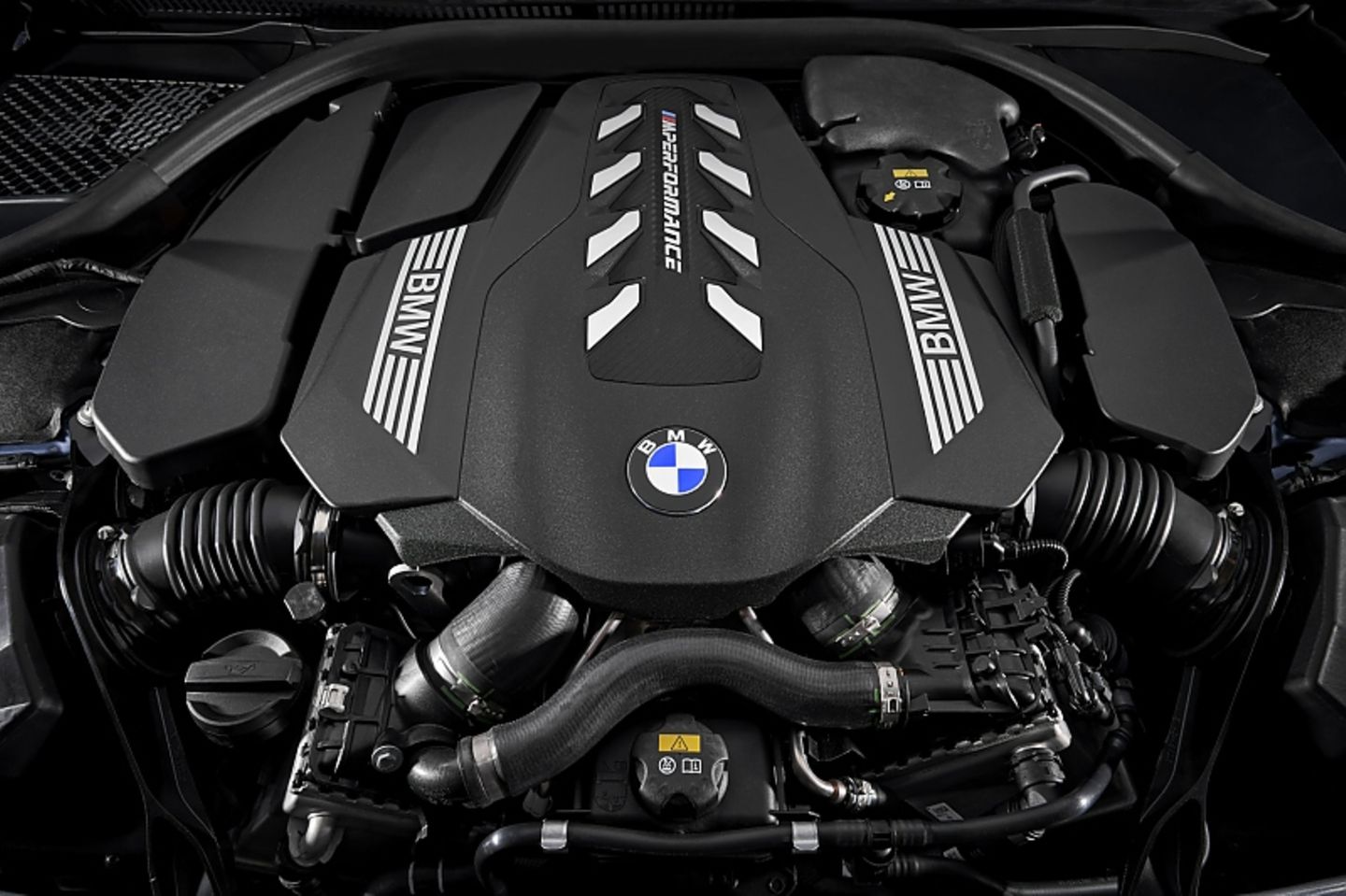 BMW M 850i Coupé - der doppelt aufgeladene Achtzylinder leistet 390 kW / 530 PS