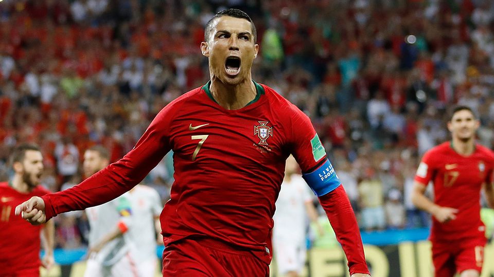 Mit vor Freude verzerrtem Gesicht dreht Cristiano Ronaldo nach einem Tor gegen Spanien über den Rasen ab