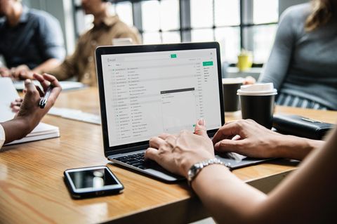 Mit einer gefälschten Mail zerstörte Erics Freundin seinen Traum