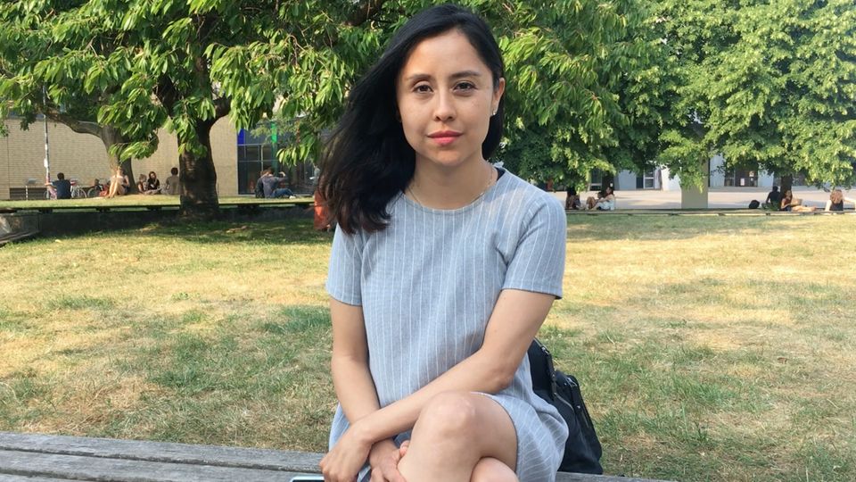 Junge Frau sitzt im Park. Junge Frau sitzt im Park.