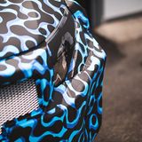 Der Maschendraht-Grill ist eine Tarnung, dahinter befindet sich eine bewegliche Kühlergrill-Jalousie