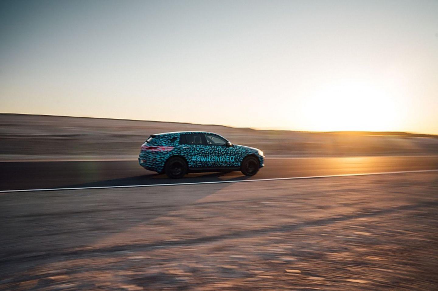 Im Innern des Mercedes EQ C Prototypen ist es sehr leise, das