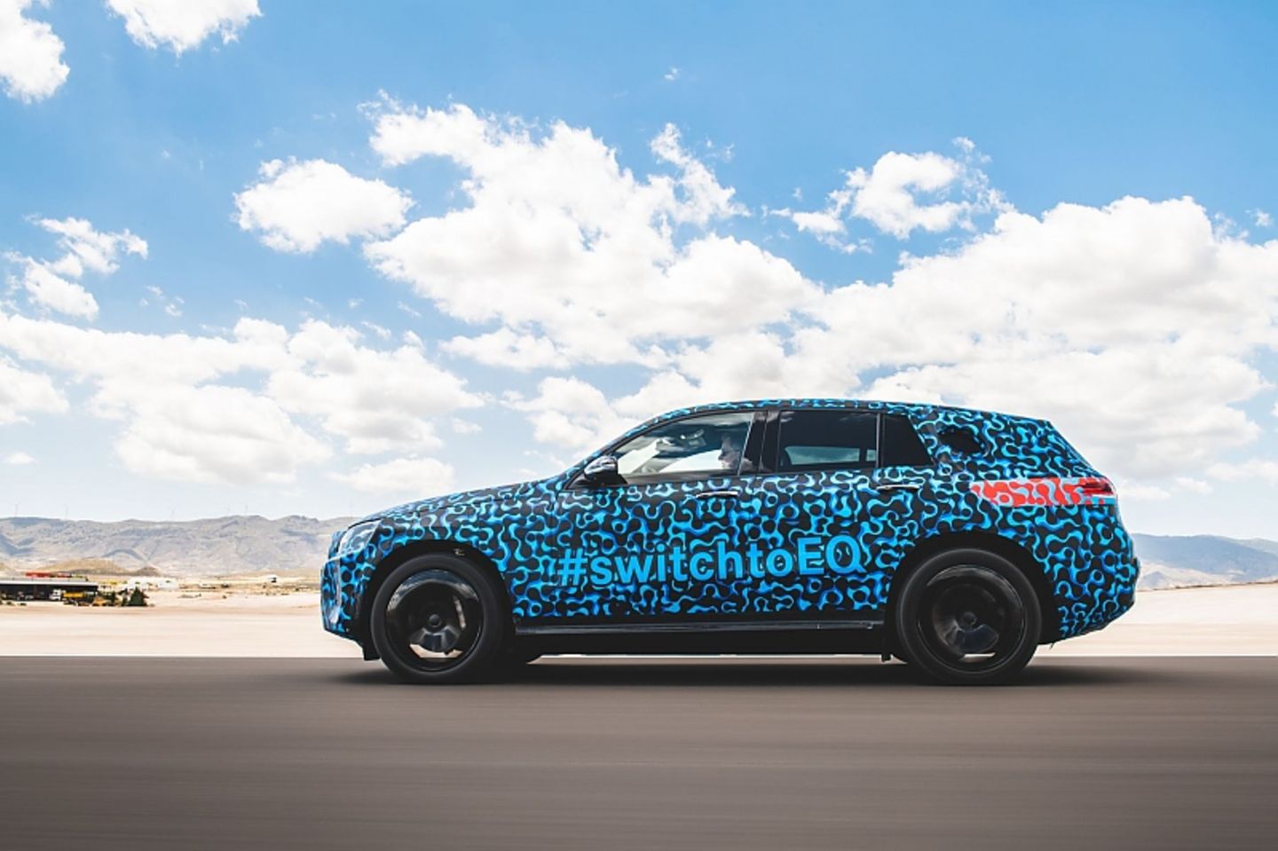 Der Mercedes EQ C Prototyp ist etwa 4,76 Meter lang