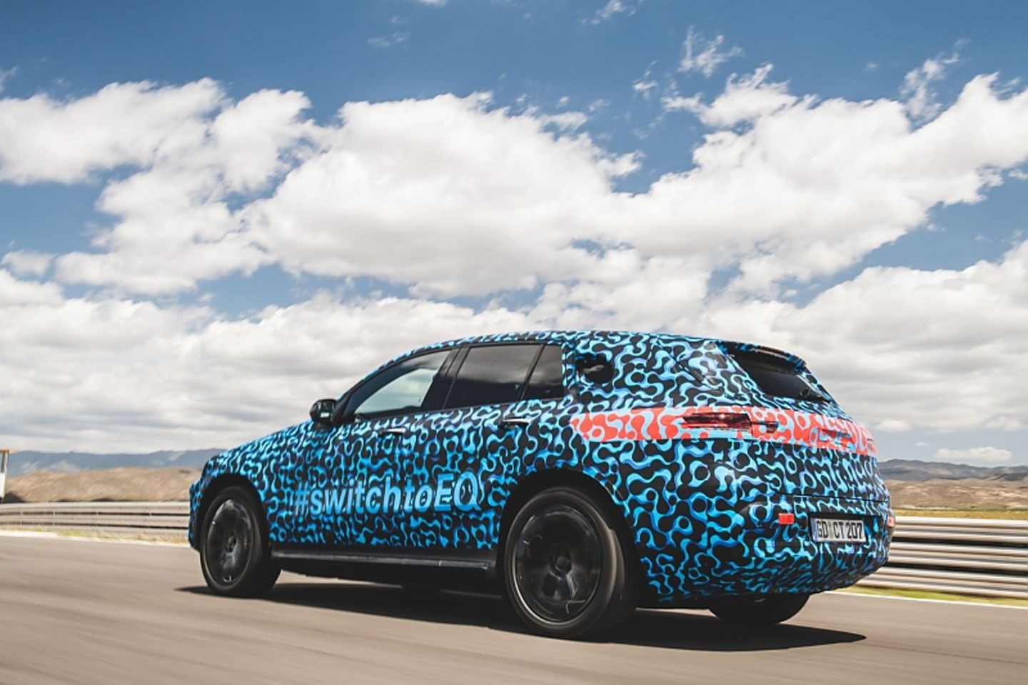 Die Serienversion des Mercedes EQ C dürfte 300 kW / 408 PS haben