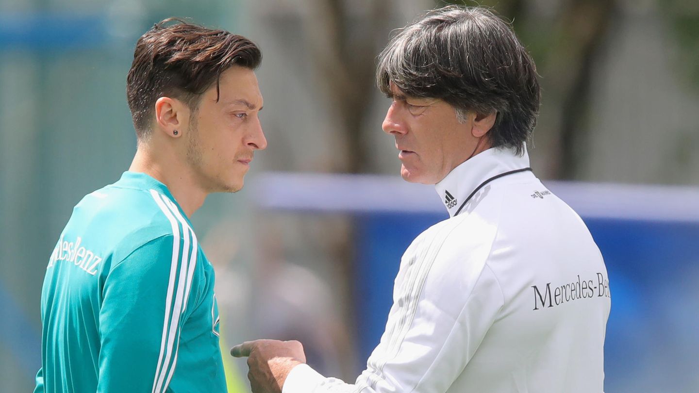 Laut einem bericht gibt Jogi Löw (r.) heute Mesut Özil (l.) den Vorzug vor Marco Reus