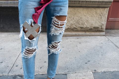 Zerrissene Jeans und Gaffa-Tape