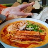 Schon Poke oder Shakshuka probiert?: Ramen In Japan gibt es Ramen an jeder Straßenecke: Eine Schüssel voller Nudeln, mal in Brühe, mal ohne, mal mit Schweinebauch oder Hack. Ramen sind Fast Food und Soulfood in einem: deftig, sättigend und sie machen gute Laune. Auf was es bei Ramen ankommt, lesen Sie hier!