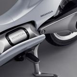 Die Mopedform macht es möglich, die Akkus im Mitteltunnel unterzubringen. Beim Roller geht das wegen der Fußablage nicht.