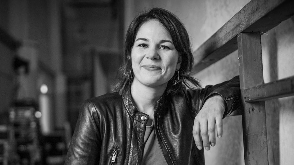 Annalena Baerbock ist seit Januar 2018 Bundesvorsitzende der Grünen - gemeinsam mit Robert Habeck. Abwechselnd schreibt die Doppelspitze für die stern-WM-Jury über die Spiele der deutschen Nationalmannschaft.