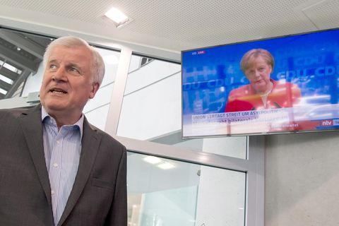 #Unionslieder: Das Netz parodiert den Asylstreit der CDU und CSU mit Liedzeilen
