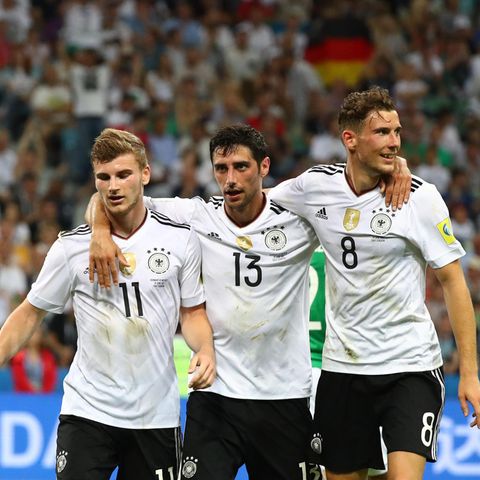 Arm in Arm gehen Timo Werner, Lars Stindl und Leon Goretzka nach dem 3:0 durch Stindl gegen Mexiko über den Platz