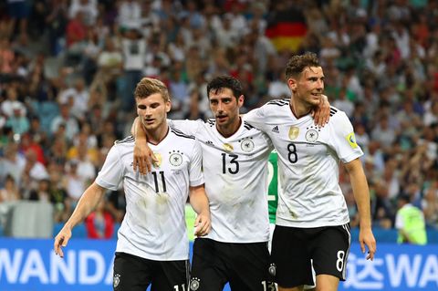 Arm in Arm gehen Timo Werner, Lars Stindl und Leon Goretzka nach dem 3:0 durch Stindl gegen Mexiko über den Platz
