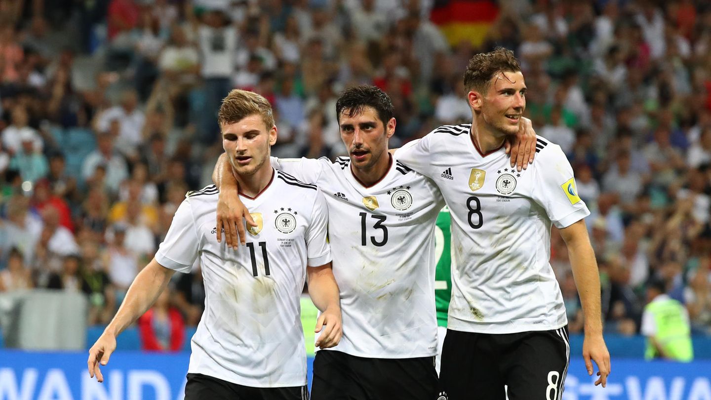 Arm in Arm gehen Timo Werner, Lars Stindl und Leon Goretzka nach dem 3:0 durch Stindl gegen Mexiko über den Platz