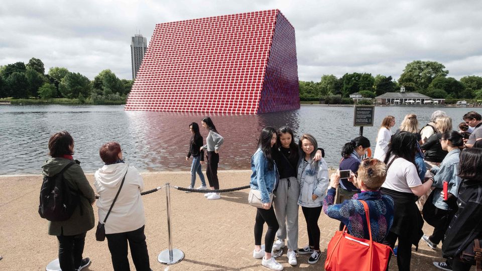 "The Mastaba by Christo" in London "The Mastaba by Christo" in London