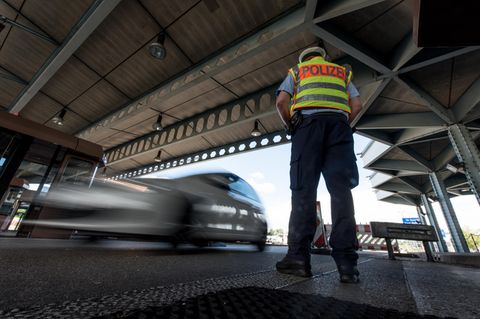 Übergangslösung im Asylstreit: Wer eine Einreisesperre hat, soll in Zukunft an der Bundesgrenze zurückgewiesen werden