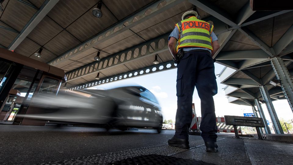 Übergangslösung im Asylstreit: Wer eine Einreisesperre hat, soll in Zukunft an der Bundesgrenze zurückgewiesen werden