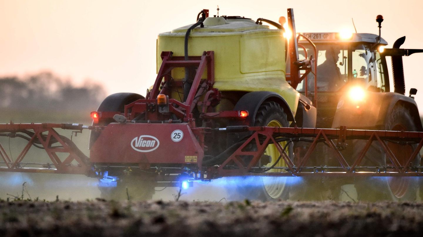 Ein Bauer versprüht unter anderem Glyphosat von Monsanto auf seinen Feldern