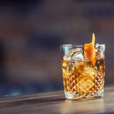 Platz 1: Old Fashioned  Dieser klassische Cocktail ist der absolute Bestseller. In knapp 30 Prozent der Bars weltweit ist er der Number One Drink. Die Zutaten? Bourbon oder Rye Whisky, Zucker, Eis und Cocktailbitter. Verziert wird mit einer Orangenschale.