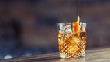 Platz 1: Old Fashioned  Dieser klassische Cocktail ist der absolute Bestseller. In knapp 30 Prozent der Bars weltweit ist er der Number One Drink. Die Zutaten? Bourbon oder Rye Whisky, Zucker, Eis und Cocktailbitter. Verziert wird mit einer Orangenschale.