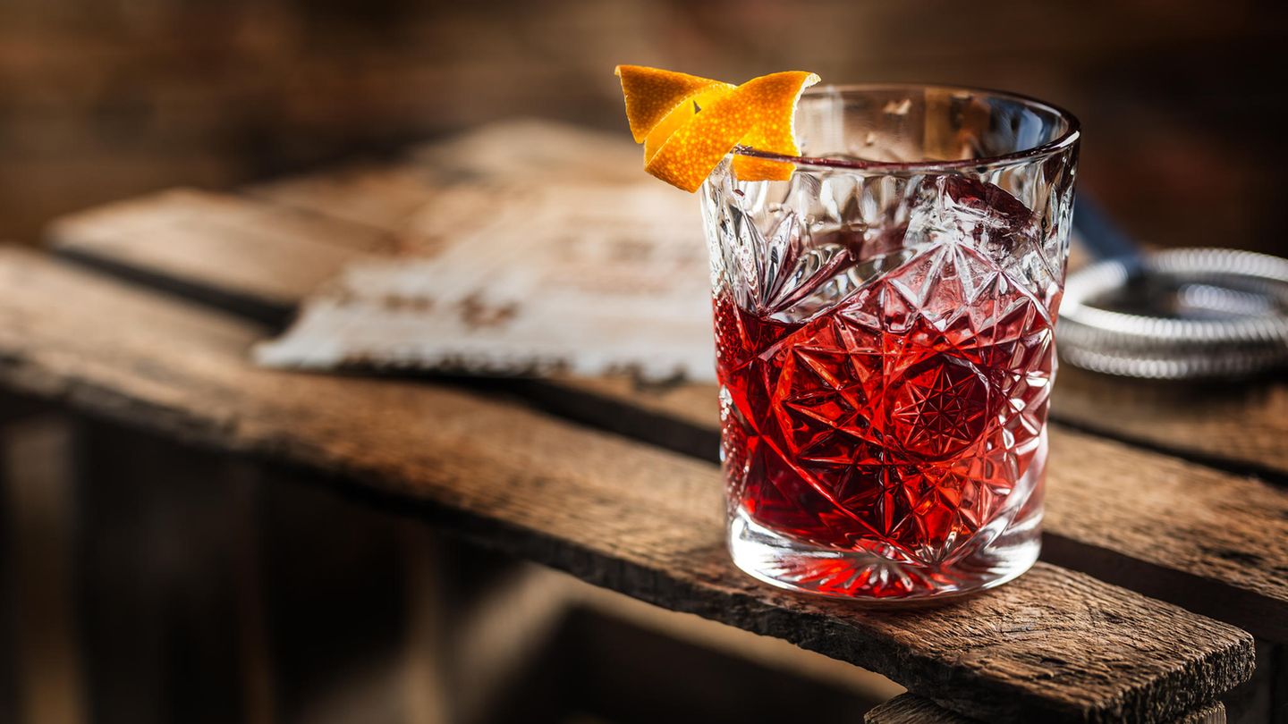 Platz 2: Negroni  Er zählt zu den ältesten Cocktail-Kalssikern und wird auch genauso gern getrunken. Mehr über seine Geschichte, erfahren Sie hier! Er besteht aus jeweils gleichen Teilen Gin, roten Wermut, Campari und einer Orangenzeste.