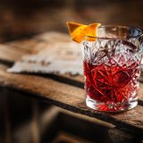 Platz 2: Negroni  Er zählt zu den ältesten Cocktail-Kalssikern und wird auch genauso gern getrunken. Mehr über seine Geschichte, erfahren Sie hier! Er besteht aus jeweils gleichen Teilen Gin, roten Wermut, Campari und einer Orangenzeste.