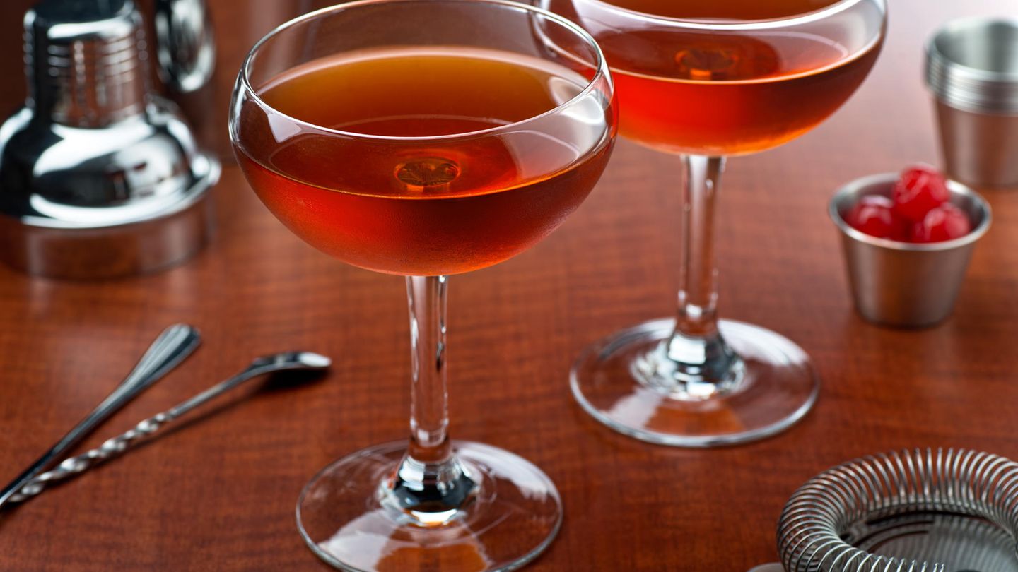 Platz 7: Manhattan  Classy and so american: aus amerikanischem Whisky und rotem süßen Wermut. Schmeckt am besten als Aperitif.