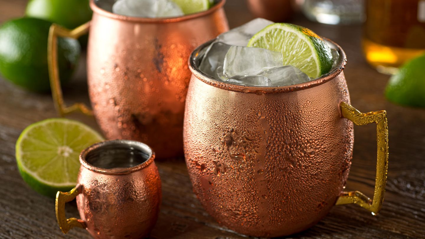 Platz 8: Moscow Mule  Steht auf allen Karten der guten Bars und wird als nächster Sommerdrink gehandelt. Der Moscow Mule schmeckt herrlich frisch durch seinen Ingwergeschmack. Was drin ist? Wodka, Ginger Beer, Limettensaft.