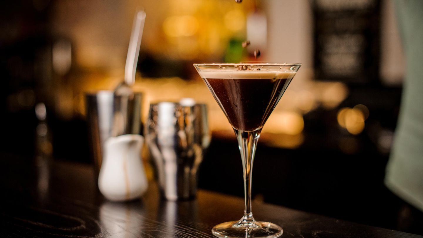 Platz 9: Espresso Martini  Kaffee? Nein, Espresso Martini! Schmeckt nach dem Essen am besten. Wird aus Wodka, frisch gebrautem Espresso, Kaffeelikör und Eiswürfel zum Cocktail-Klassiker.