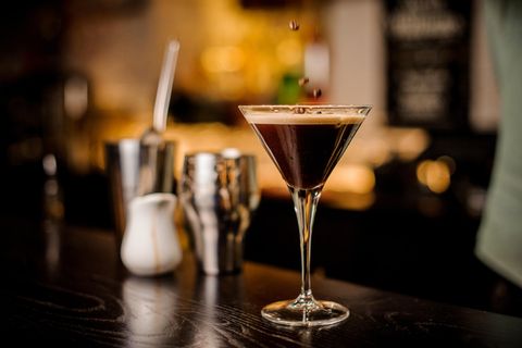 Platz 9: Espresso Martini  Kaffee? Nein, Espresso Martini! Schmeckt nach dem Essen am besten. Wird aus Wodka, frisch gebrautem Espresso, Kaffeelikör und Eiswürfel zum Cocktail-Klassiker.