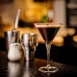 Platz 9: Espresso Martini  Kaffee? Nein, Espresso Martini! Schmeckt nach dem Essen am besten. Wird aus Wodka, frisch gebrautem Espresso, Kaffeelikör und Eiswürfel zum Cocktail-Klassiker.