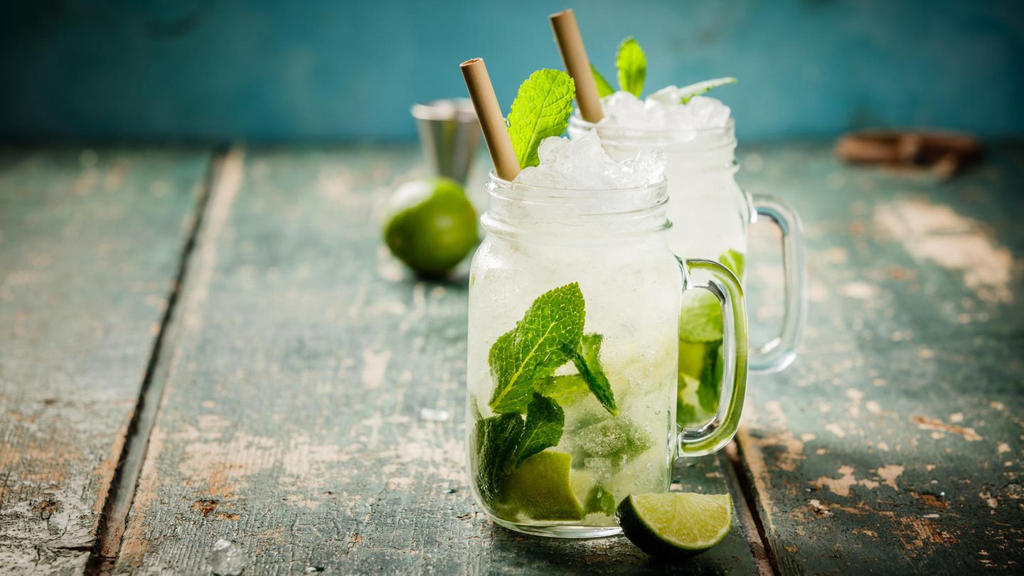 Gin & Tonic ist nicht dabei!: Platz 10: Mojito Heller kubanischer Rum, Limettensaft, Minze, Rohrzucker und Sodawasser. Der Mojito zählt zu den bekanntesten Cocktails – und wird genauso häufig konsumiert. Platz 10: Mojito Heller kubanischer Rum, Limettensaft, Minze, Rohrzucker und Sodawasser. Der Mojito zählt zu den bekanntesten Cocktails – und wird genauso häufig konsumiert.