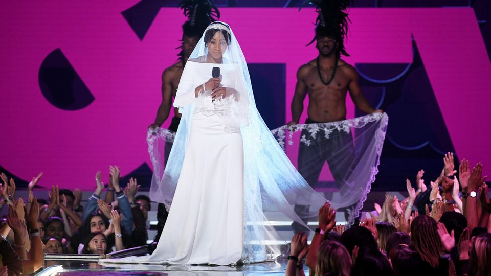 Tiffany Haddish im Hochzeits-Look von Meghan Markle