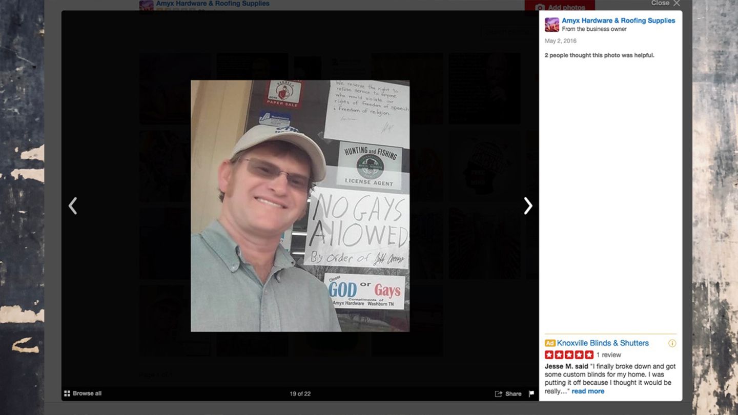 Ladenbesitzer Jeff Amyx vor seinem "No Gays Allowed"-Schild