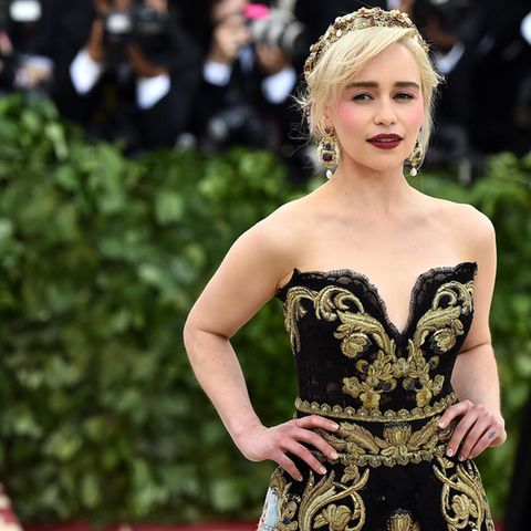 Emilia Clarke in einem Kleid