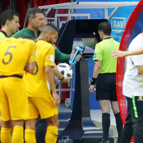 Ein Schiedsrichter bei der Überprüfung einer strittigen Szene der Fußball-WM 2018
