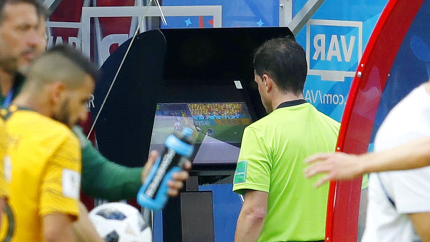 Ein Schiedsrichter bei der Überprüfung einer strittigen Szene der Fußball-WM 2018