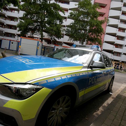 Köln: Ein Polizeifahrzeug steht vor dem Wohnhaus des festgenommenen Tunesiers, der offenbar einen Anschlag geplant hat