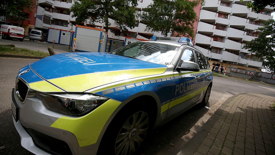 Köln: Ein Polizeifahrzeug steht vor dem Wohnhaus des festgenommenen Tunesiers, der offenbar einen Anschlag geplant hat