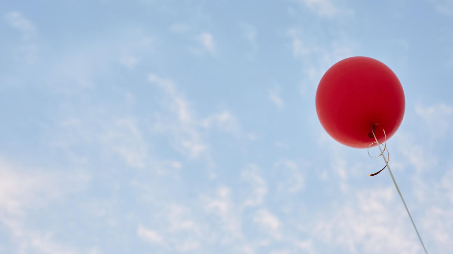 Ein Ballon fliegt hoch in den Himmel